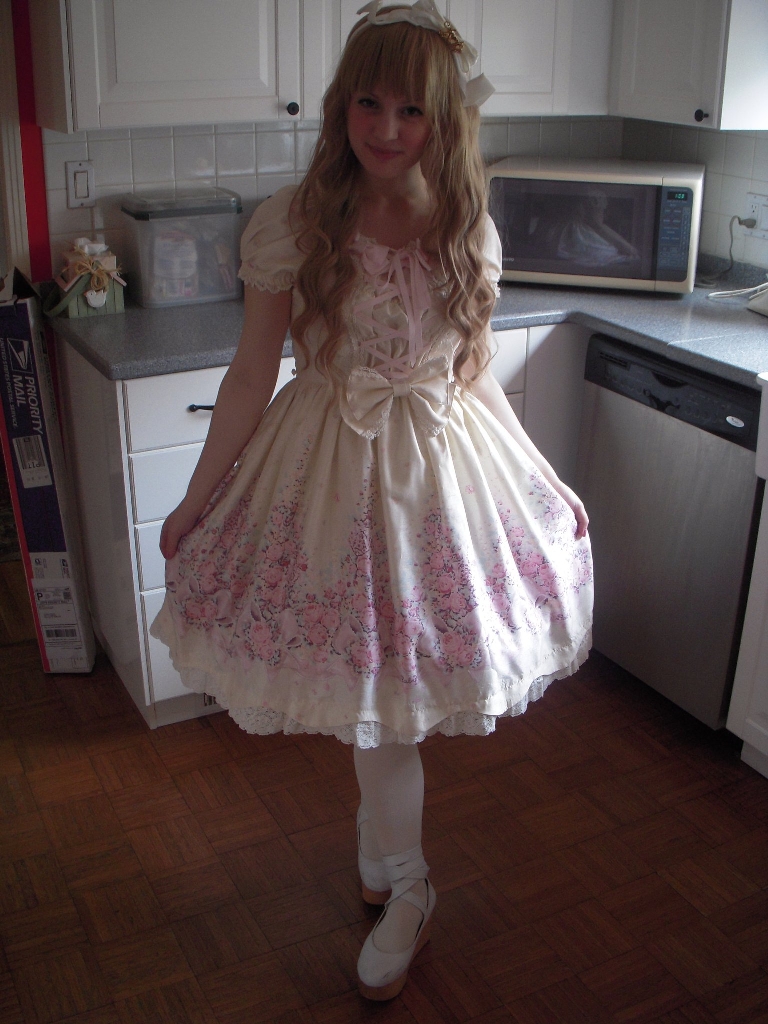 Blonde Teen Lolita wearing White Opaque Pantyhose and White Shoes